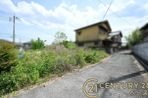 北葛城郡河合町大字西穴闇の売地の前面道路含む現地写真