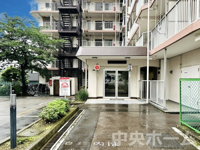 隅田グリーンマンションのエントランス|【エントランス】マンションのエントランスは、その物件の印象を決める、顔とも言える場所です。毎日通る場所ですからきれいなのが一番です。エントランス内はオートロックですので暮らしの安全も確保されています。