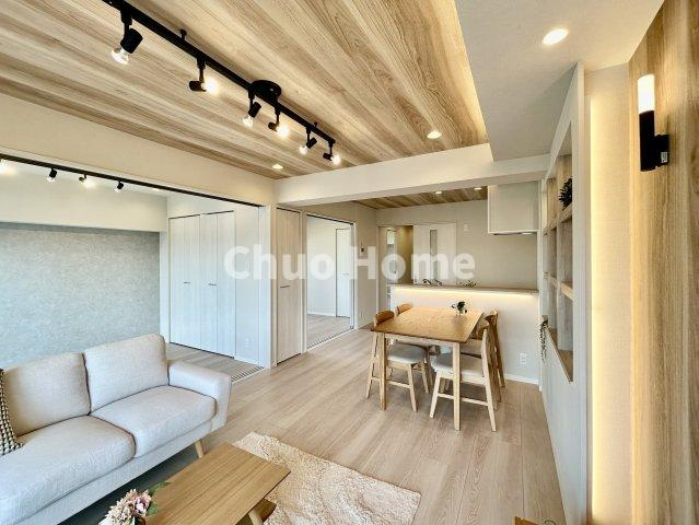 隅田グリーンマンションのダイニング|【ダイニング】忙しい朝でも、しっかり家族が揃って食事をして頂けるゆとりある大きさのダイニングスペース。奥様が作る手料理をカウンター越しに受けとって頂き、テーブルで囲む素敵な時間を存分に愉しんで下さい。