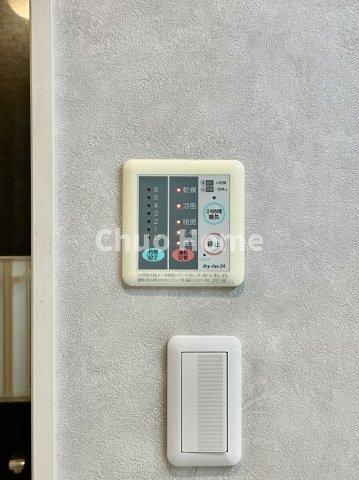 江戸川区船堀7丁目中古住宅の冷暖房・空調設備|【浴室乾燥機】暖房・冷風・換気・乾燥が可能です。毎日を快適に過ごせるうれしい機能が揃っています。雨の日の洗濯物も安心です。