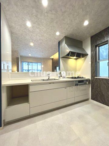江戸川区船堀7丁目中古住宅のキッチン|ワイドで収納豊富なシステムキッチン
