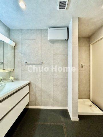 江戸川区船堀7丁目中古住宅の脱衣所|【洗面所】明るい洗面所は朝をすっきりさせてくれる空間です。バタバタしている忙しい朝でも収納が多い洗面台では短い時間で効率良く支度ができます。