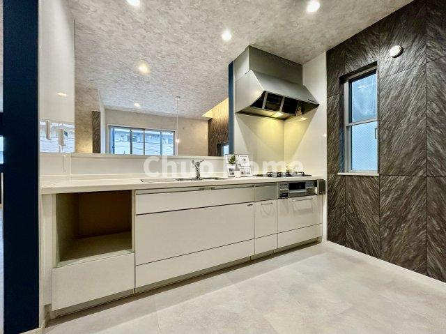 江戸川区船堀7丁目中古住宅のキッチン|ワイドで収納豊富なシステムキッチン