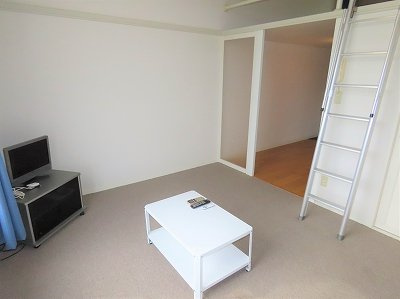 レオパレスニスモの居間・リビング|ロフト付きのお部屋です
