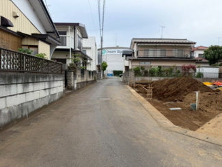 【前面道路含む現地写真】 | 守谷市百合ヶ丘11期　新築戸建て　1号棟 | 前面道路にゆとりがあり、お車の出し入れもスムーズです。運転が苦手な方でも安心してご利用いただける住環境となっております。
