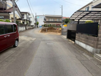 【前面道路含む現地写真】 | 守谷市百合ヶ丘11期　新築戸建て　1号棟 | 前面道路にゆとりがあり、お車の出し入れもスムーズです。運転が苦手な方でも安心してご利用いただける住環境となっております。
