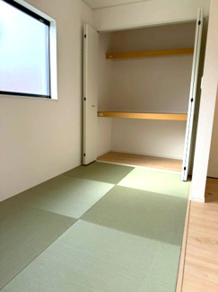 【和室】 | 守谷市薬師台第14　新築戸建　1号棟 | 人気の和室付きで落ち着いた住空間を実現できます。くつろぎのスペースとしてはもちろん、多目的に使える便利な一室となっております。

