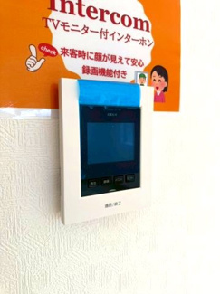 【防犯設備】 | 守谷市薬師台第14　新築戸建　1号棟 | 人気のモニター付きインターホンを採用しており、防犯面も安心です。来訪者を事前に確認できるため、安心して日常生活を送ることができます。
