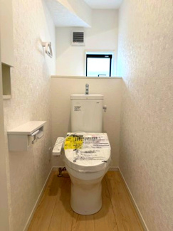 【トイレ】 | 守谷市薬師台第14　新築戸建　1号棟 | 温水洗浄便座付きトイレで快適にご利用いただけます。シンプルで清潔感のある空間となっており、毎日気持ちよくお使いいただけます。
