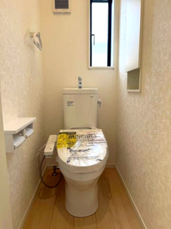 【トイレ】 | 守谷市薬師台第14　新築戸建　1号棟 | 温水洗浄便座付きトイレで快適にご利用いただけます。シンプルで清潔感のある空間となっており、毎日気持ちよくお使いいただけます。
