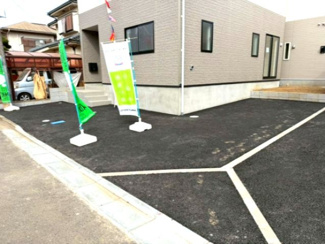 【駐車場】 | 守谷市薬師台第14　新築戸建　1号棟 | 敷地内に駐車場を完備しており、お車をお持ちの方にも安心です。出し入れもしやすく、日々の通勤やお出かけにも便利にご利用いただけます。

