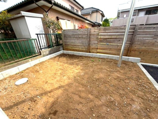 【庭】 | 守谷市薬師台第14 | ゆとりのある庭スペースがあり、ガーデニングや家庭菜園などもお楽しみいただけます。お子様の遊び場としても活用できる魅力的な空間です。
