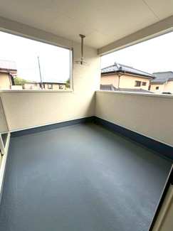 【バルコニー】 | 守谷市薬師台第14 | 日当たり良好のバルコニーで洗濯物もよく乾きます。開放感のある空間となっており、外の空気を感じながらリフレッシュできます。
