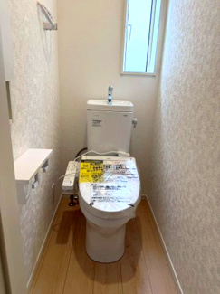 【トイレ】 | 守谷市薬師台第14 | 温水洗浄便座付きトイレで快適にご利用いただけます。シンプルで清潔感のある空間となっており、毎日気持ちよくお使いいただけます。

