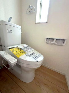 【トイレ】 | 守谷市薬師台第14 | 温水洗浄便座付きトイレで快適にご利用いただけます。シンプルで清潔感のある空間となっており、毎日気持ちよくお使いいただけます。
