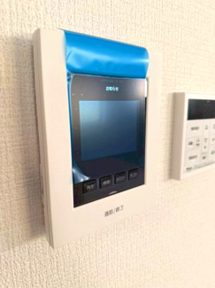 【防犯設備】 | 守谷市薬師台9期　新築戸建 | 人気のモニター付きインターホンを採用しており、防犯面も安心です。来訪者を事前に確認できるため、安心して日常生活を送ることができます。
