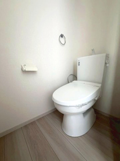 【トイレ】 | 守谷市薬師台9期　新築戸建 | 温水洗浄便座付きトイレで快適にご利用いただけます。シンプルで清潔感のある空間となっており、毎日気持ちよくお使いいただけます。
