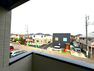 【展望】 | 守谷市薬師台9期　新築戸建 | 開放感のある眺望が魅力の物件です。日当たり・通風ともに良好で、室内にいながらも広がりを感じられる快適な住環境となっております。
