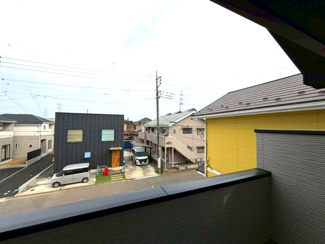 【前面道路含む現地写真】 | 守谷市薬師台9期　新築戸建 | 開放感のある眺望が魅力の物件です。日当たり・通風ともに良好で、室内にいながらも広がりを感じられる快適な住環境となっております。
