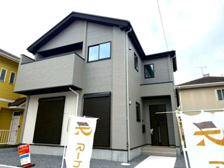 【外観】 | 守谷市薬師台9期　新築戸建 | 現地外観写真。落ち着いた街並みに調和した外観で第一印象も良好です。周辺は静かな住環境となっており、日当たりや通風も良好で快適にお住まいいただけます。

