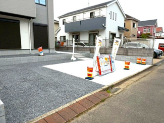 【駐車場】 | 守谷市薬師台9期　新築戸建 | 敷地内に駐車場を完備しており、お車をお持ちの方にも安心です。出し入れもしやすく、日々の通勤やお出かけにも便利にご利用いただけます。
