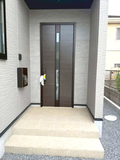 【玄関】 | 守谷市薬師台9期　新築戸建 | 広々とした玄関は開放感があり、毎日の出入りも快適です。第一印象を左右する空間として、清潔感のある仕上がりとなっております。
