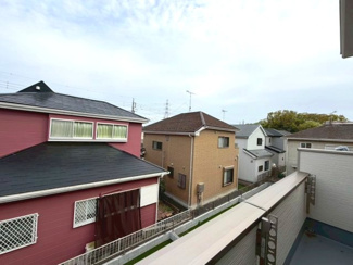 【前面道路含む現地写真】 | 守谷市薬師台7丁目16番　新築戸建 | 開放感のある眺望が魅力の物件です。日当たり・通風ともに良好で、室内にいながらも広がりを感じられる快適な住環境となっております。
