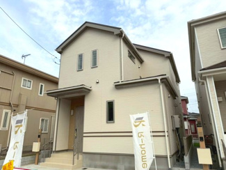 【外観】 | 守谷市薬師台7丁目16番　新築戸建 | 現地外観写真。落ち着いた街並みに調和した外観で第一印象も良好です。周辺は静かな住環境となっており、日当たりや通風も良好で快適にお住まいいただけます。

