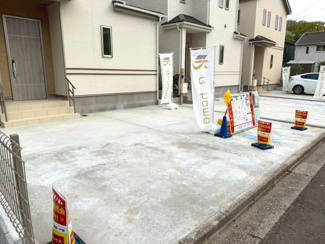 【駐車場】 | 守谷市薬師台7丁目16番　新築戸建 | 敷地内に駐車場を完備しており、お車をお持ちの方にも安心です。出し入れもしやすく、日々の通勤やお出かけにも便利にご利用いただけます。
