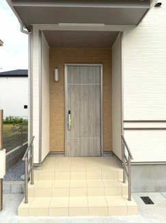【玄関】 | 守谷市薬師台7丁目16番　新築戸建 | 広々とした玄関は開放感があり、毎日の出入りも快適です。第一印象を左右する空間として、清潔感のある仕上がりとなっております。
