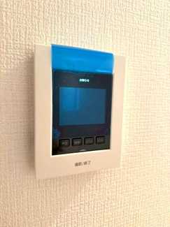 【防犯設備】 | 守谷市松ケ丘5期　新築戸建て　1号棟 | 人気のモニター付きインターホンを採用しており、防犯面も安心です。来訪者を事前に確認できるため、安心して日常生活を送ることができます。
