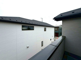 【前面道路含む現地写真】 | 守谷市松ケ丘5期　新築戸建て　1号棟 | 開放感のある眺望が魅力の物件です。日当たり・通風ともに良好で、室内にいながらも広がりを感じられる快適な住環境となっております。
