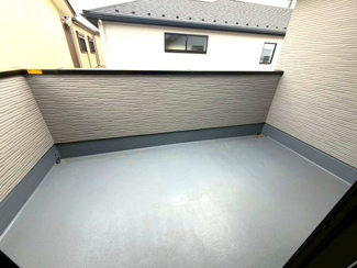 【バルコニー】 | 守谷市松ケ丘5期　新築戸建て　1号棟 | 日当たり良好のバルコニーで洗濯物もよく乾きます。開放感のある空間となっており、外の空気を感じながらリフレッシュできます。
