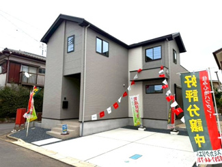 【外観】 | 守谷市松ケ丘5期　新築戸建て　1号棟 | 現地外観写真。落ち着いた街並みに調和した外観で第一印象も良好です。周辺は静かな住環境となっており、日当たりや通風も良好で快適にお住まいいただけます。
