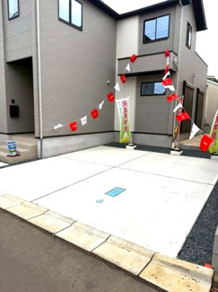 【駐車場】 | 守谷市松ケ丘5期　新築戸建て　1号棟 | 敷地内に駐車場を完備しており、お車をお持ちの方にも安心です。出し入れもしやすく、日々の通勤やお出かけにも便利にご利用いただけます。
