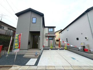 【外観】 | 守谷市松ケ丘5期　新築戸建て　1号棟 | 現地外観写真。落ち着いた街並みに調和した外観で第一印象も良好です。周辺は静かな住環境となっており、日当たりや通風も良好で快適にお住まいいただけます。
