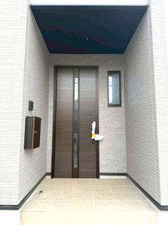 【玄関】 | 守谷市松ケ丘5期　新築戸建て　1号棟 | 広々とした玄関は開放感があり、毎日の出入りも快適です。第一印象を左右する空間として、清潔感のある仕上がりとなっております。
