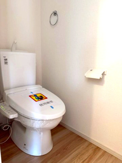 【トイレ】 | 守谷市松ケ丘5期　新築戸建て　2号棟 | 温水洗浄便座付きトイレで快適にご利用いただけます。シンプルで清潔感のある空間となっており、毎日気持ちよくお使いいただけます。
