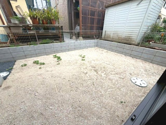 【庭】 | 守谷市松ケ丘5期　新築戸建て　2号棟 | ゆとりのある庭スペースがあり、ガーデニングや家庭菜園などもお楽しみいただけます。お子様の遊び場としても活用できる魅力的な空間です。
