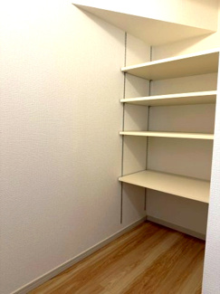 【収納】 | 守谷市松ケ丘5期　新築戸建て　2号棟 | 人気のパントリー付きで収納力良好です。キッチン周りをすっきり保てるため、快適で使いやすい生活空間を実現できます。

