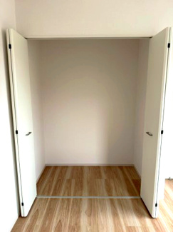 【収納】 | 守谷市松ケ丘5期　新築戸建て　2号棟 | 収納スペースが充実しており、荷物の多い方でも安心です。クローゼット付きで整理整頓しやすく、お部屋を広く使うことができます。
