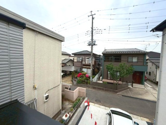 【前面道路含む現地写真】 | 守谷市松ケ丘5期　新築戸建て　2号棟 | 開放感のある眺望が魅力の物件です。日当たり・通風ともに良好で、室内にいながらも広がりを感じられる快適な住環境となっております。
