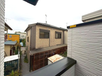 【前面道路含む現地写真】 | 守谷市松ケ丘5期　新築戸建て　2号棟 | 開放感のある眺望が魅力の物件です。日当たり・通風ともに良好で、室内にいながらも広がりを感じられる快適な住環境となっております。
