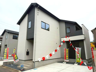 【外観】 | 守谷市松ケ丘5期　新築戸建て　2号棟 | 現地外観写真。落ち着いた街並みに調和した外観で第一印象も良好です。周辺は静かな住環境となっており、日当たりや通風も良好で快適にお住まいいただけます。
