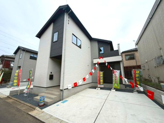 【外観】 | 守谷市松ケ丘5期　新築戸建て　2号棟 | 現地外観写真。落ち着いた街並みに調和した外観で第一印象も良好です。周辺は静かな住環境となっており、日当たりや通風も良好で快適にお住まいいただけます。
