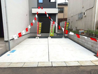 【駐車場】 | 守谷市松ケ丘5期　新築戸建て　2号棟 | 敷地内に駐車場を完備しており、お車をお持ちの方にも安心です。出し入れもしやすく、日々の通勤やお出かけにも便利にご利用いただけます。
