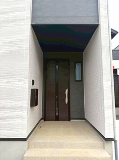 【玄関】 | 守谷市松ケ丘5期　新築戸建て　2号棟 | 広々とした玄関は開放感があり、毎日の出入りも快適です。第一印象を左右する空間として、清潔感のある仕上がりとなっております。

