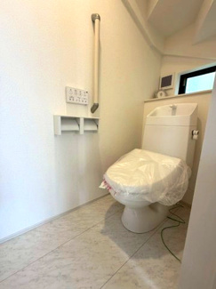 【トイレ】 | 守谷市松前台6丁目11番　新築戸建　A号棟 | 温水洗浄便座付きトイレで快適にご利用いただけます。シンプルで清潔感のある空間となっており、毎日気持ちよくお使いいただけます。
