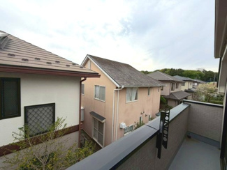 【前面道路含む現地写真】 | 守谷市松前台6丁目11番　新築戸建　A号棟 | 開放感のある眺望が魅力の物件です。日当たり・通風ともに良好で、室内にいながらも広がりを感じられる快適な住環境となっております。
