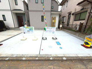 【駐車場】 | 守谷市松前台6丁目11番　新築戸建　A号棟 | 敷地内に駐車場を完備しており、お車をお持ちの方にも安心です。出し入れもしやすく、日々の通勤やお出かけにも便利にご利用いただけます。
